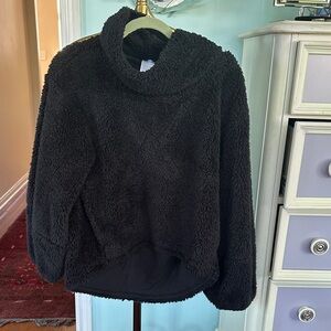 a Lululemon Warmth Restore Sherpa Pullover in black SizeM/L